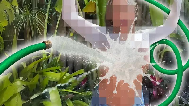 Agua, tetas rebotando y cámara lenta
