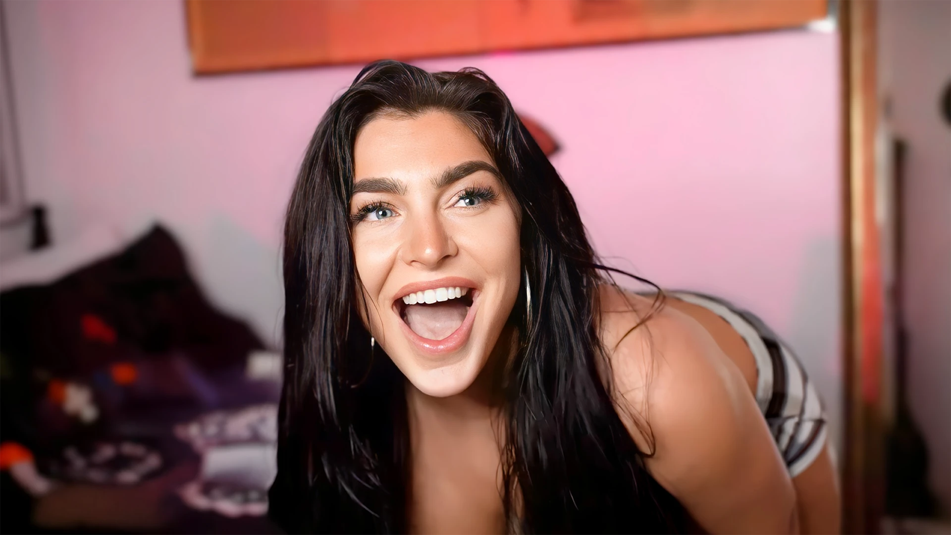 EmjayPlays seduce al p&uacute;blico con un bikini de cebra