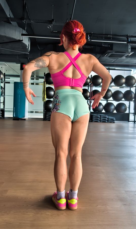 Ella_Kross