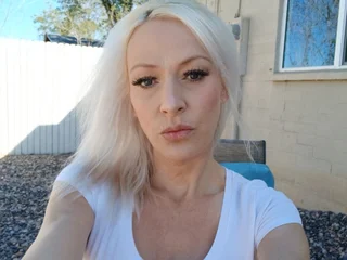 Blondebaddiesummer40 profile
