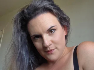 CurvyMaskedBabe profile