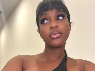 zoemovesme profile