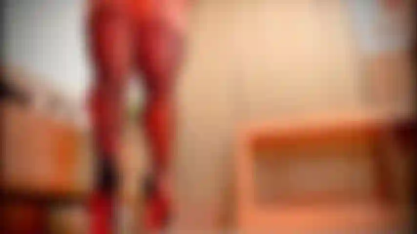 Me siento sexy con tacones y medias. ¿Te gusta como rebotan mis bolas?