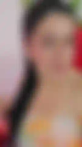 Calm look... but with an intensity that is felt Sure of what I am and what I provoke, without the need to exaggerate. I like the game of looks, the smiles that say more than necessary and those moments where the chemistry speaks for itself... do you dare to discover it?