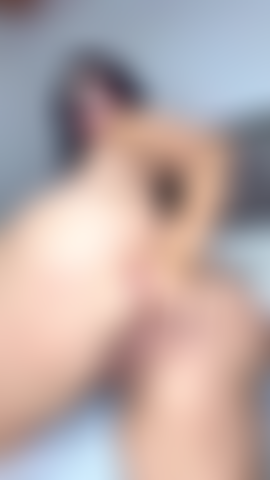 Desnuda moviendo mi culo mientras toco mi necesitado ano y coño.