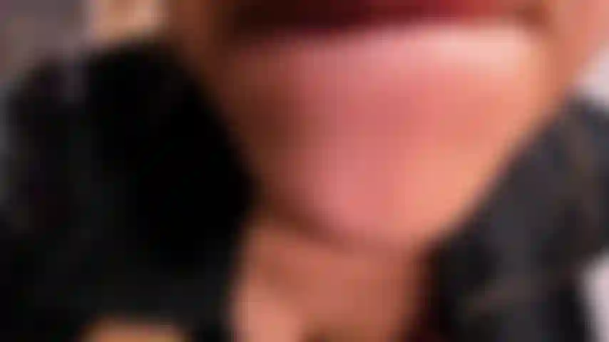 Preparándote el culo para que te lo follen con mucha saliva.