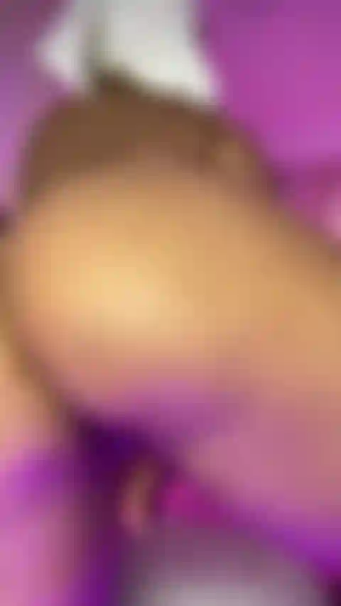 Mira como los jugos de mi vagina corren por mis piernas.