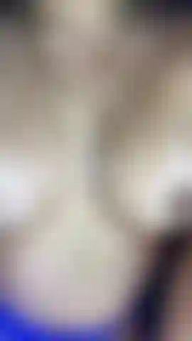 Él explota de placer viendo mi masturbación en lencería azul.