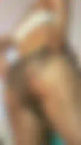 Me rompo las medias para tocar mi coño.