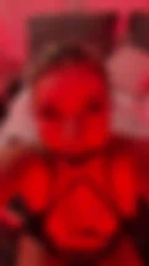 Mi vagina se ensancha y humedece a tus ordenes.