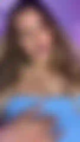 Mírame sin nada debajo de la falda.