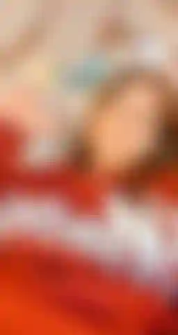 Mira mis hermosos pies mientras me masturbo el coño con los dedos, esto te pondrá muy cachondo.