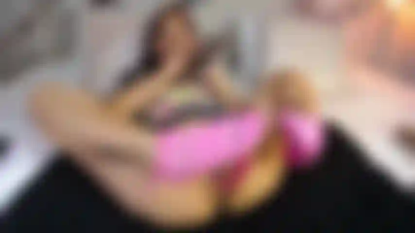 Quieres disfrutar conmigo!!! Mira que rico chupo mi consolador negro y me masturbo para ti.