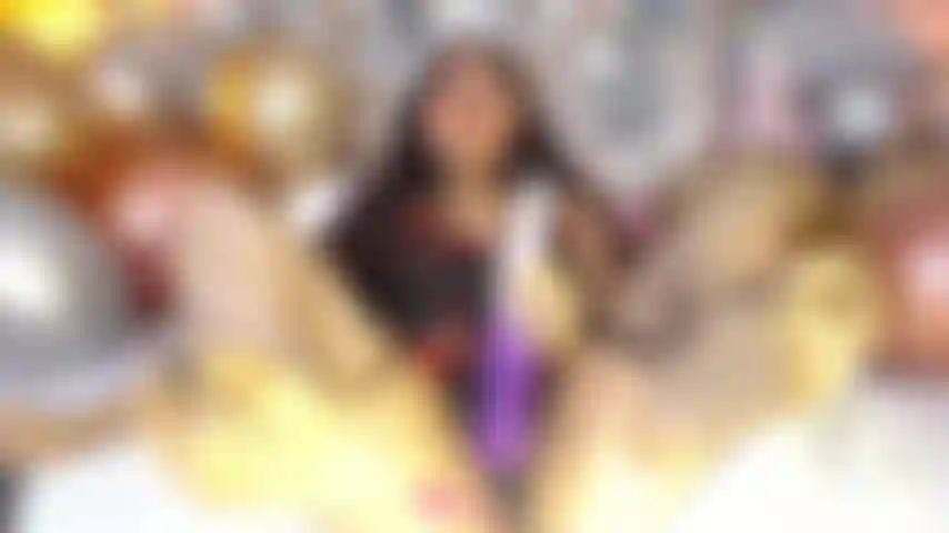 Cariño, es mi cumpleaños y quería jugar con mi delicioso coño para ti.