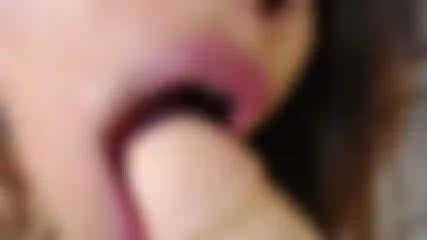 Que rico, como te hago una mamada húmeda y te miro mientras lo hago hasta que te corres.