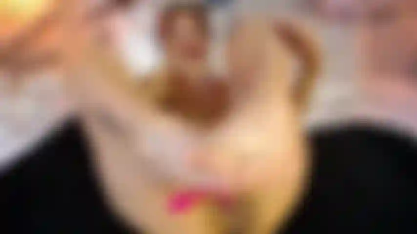 Dios mío, mira como toco mi coño mojado con mis dedos, hace tanto calor como suena y gimo mientras ves mis hermosos pies.