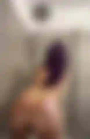 Aplastando mi culo aceitado contra el cristal de la ducha.