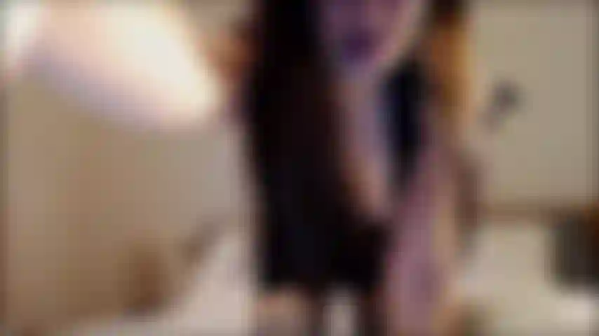 Mírame con un bonito vestido negro, luego me desnudo, muestro mis axilas peludas, mi culo redondo y peludo, mi coño peludo con los dedos, juego con el clítoris hasta que me corro.