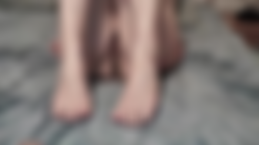 Muestro mis pies y juego con dildo.