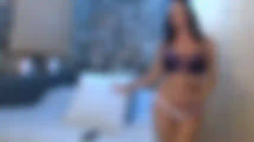 Chupando juguete grande y garganta profunda en topless.