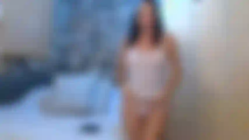 Camiseta mojada provocando y pezones duros.