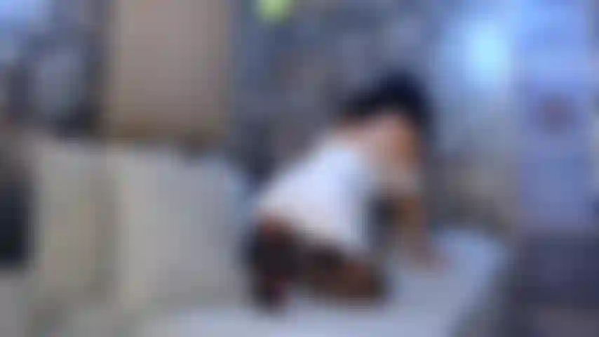 Disfrutando de mi máquina de juguetes sexuales en mi coño mojado / perrito.