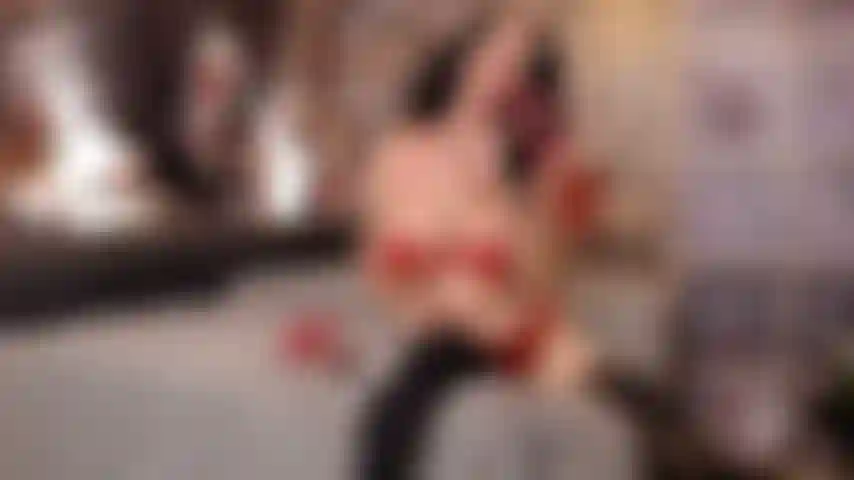 Follo el coño en solitario con mis tacones rojos y me lamo los talones!