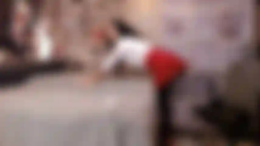 Montando un vaquero al revés en solitario.