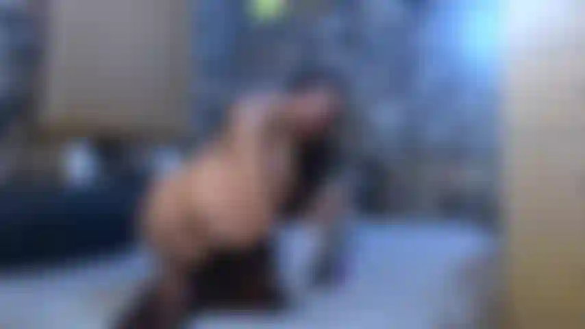 Perrito y culo jugando con mi juguete morado.