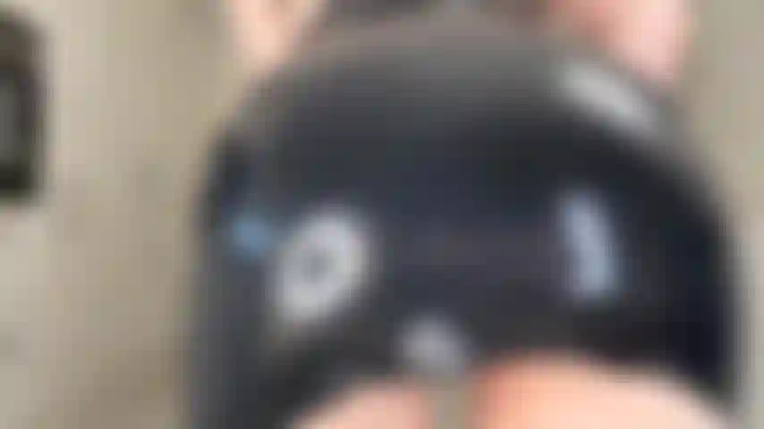 Pasarela, plugs anales y flexibilidad - comenzando con mi látex que se desabrocha muy rápidamente. Mírame caminar de un lado a otro haciendo mi pasarela. Pruebo 4 plugs metálicos diferentes que puedes ver cómo los deslizo hacia adentro y hacia afuera haciendo de culo a boca. Algunos trucos de flexibilidad en el camino mostrando mi cuerpo desnudo y los plugs. Sin hablar de mi parte durante este video, solo escucha todos los sonidos sexys de mis tacones de sandalia mientras me muevo.