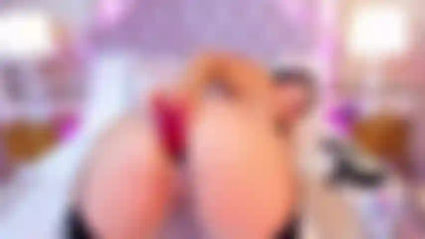 A cuatro patas y follando mi coño mojado.