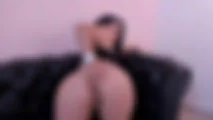 Jugar con mis dedos en mi gran culo se vuelve placentero, pero me encantaría que fuera tu gran polla!!