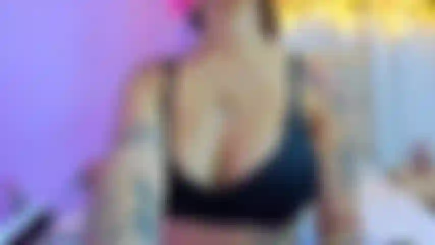 Tengo mis tetas llenas de leche, abre la boca y drénala toda. Disfruta su sabor #tetas con leche #leche llena.