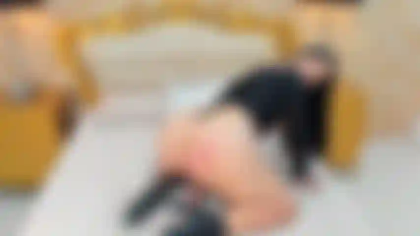 Azotando mi culo mientras salto una polla.