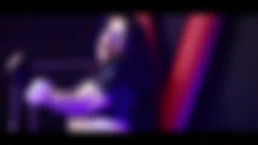 Chica ardiente con ropa de cuero y cadenas.