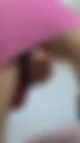 Descubierta con el consolador en mano.