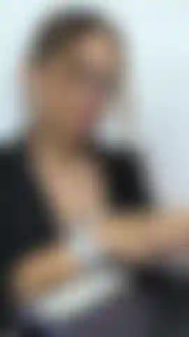 Ella perdió el control del vibrador, le hace gemir de completo placer.