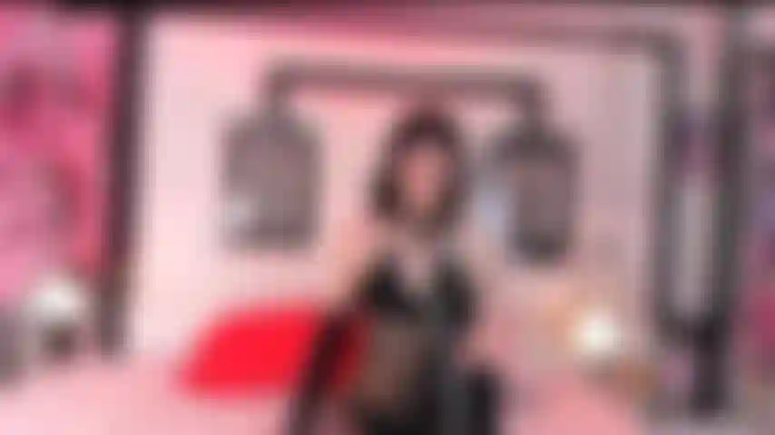 I'm so horny that I can't take it anymore, who can help me calm down?