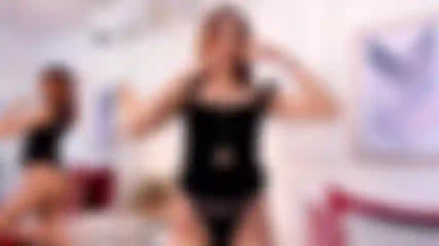 Uso_vestido_negro_y_tacones_altos_(adicción).