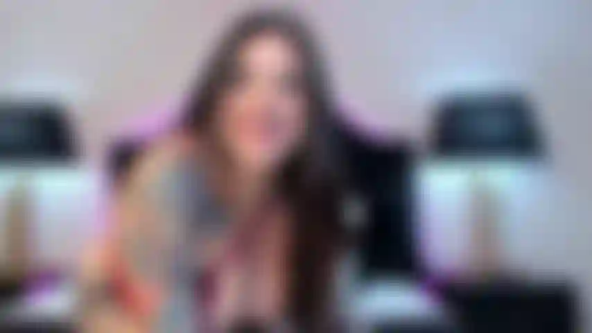 Estoy en mi cama, arrodillada, mirándote a los ojos mientras saco mis tetas para que puedas verlas caer. Me pellizco los pezones, los jalo, y lentamente me deslizo hacia abajo… hasta que bajo mi tanga y te muestro lo mojada que ya estoy. Luego me recuesto, abro bien las piernas y empiezo a masturbarme muy rico, con mis dedos entrando y saliendo. Primer plano pellizcando pezones rebotando tetas coño abierto misionero follando el coño lush en el coño pinzas en los pezones desnuda.