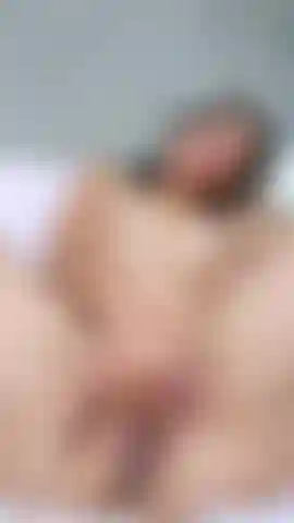 Me encanta masturbarme el coño húmedo de milf con los dedos.