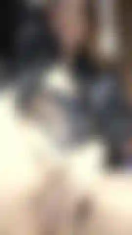 Me masturbo con mis largos dedos en mi coño.