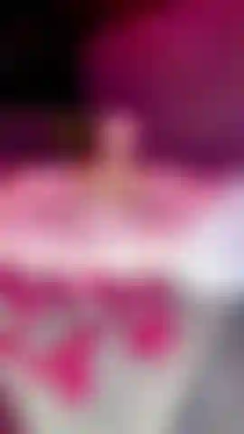 Adila juega con sus enormes tetas en un jacuzzi, disfruta la navidad conmigo.