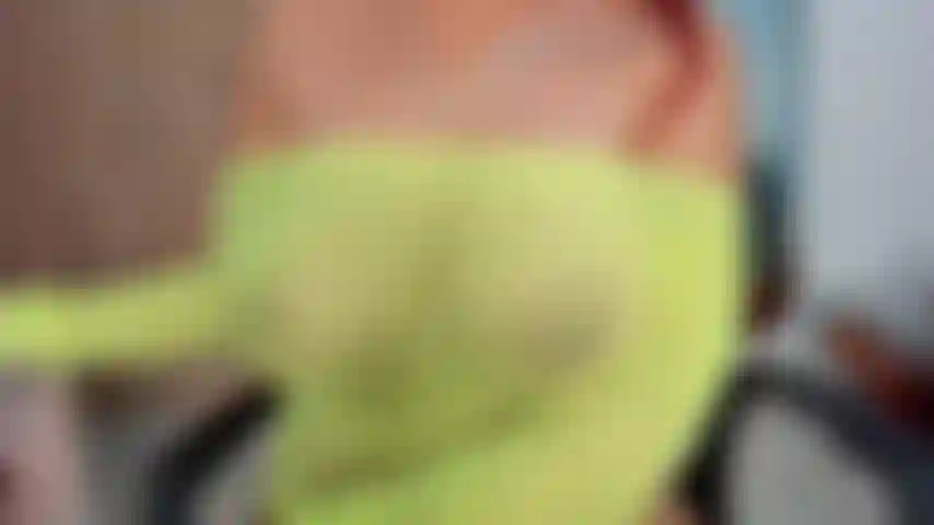 Muestra mis grandes tetas.