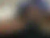 Papá haciendo que gotee semen.