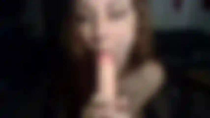 Descuidado chupando consolador.