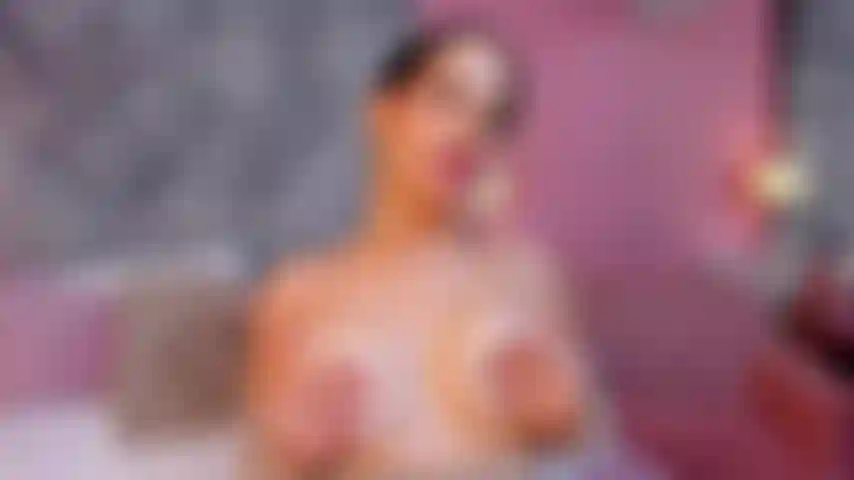 Me encantaría que estas fueran tus manos y que pudieras sentir mis suaves y cálidos pechos.