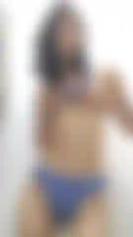 Mira cómo muevo este cuerpo ardiente, bailando lentamente solo para hacerte pecar. 😈 😏.