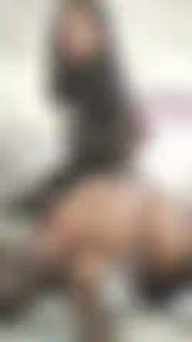 Mírame ponerme en cuatro patas solo para ti, lista para que hagas conmigo lo que quieras.
