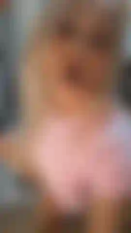 Chupando una piruleta.